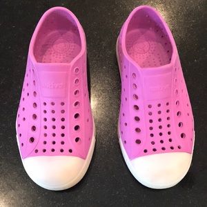 Native Jefferson summer shoes pink size C10